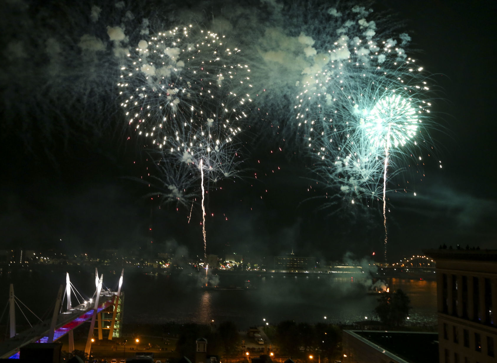 070321-qc-nws-fireworks-07.JPG